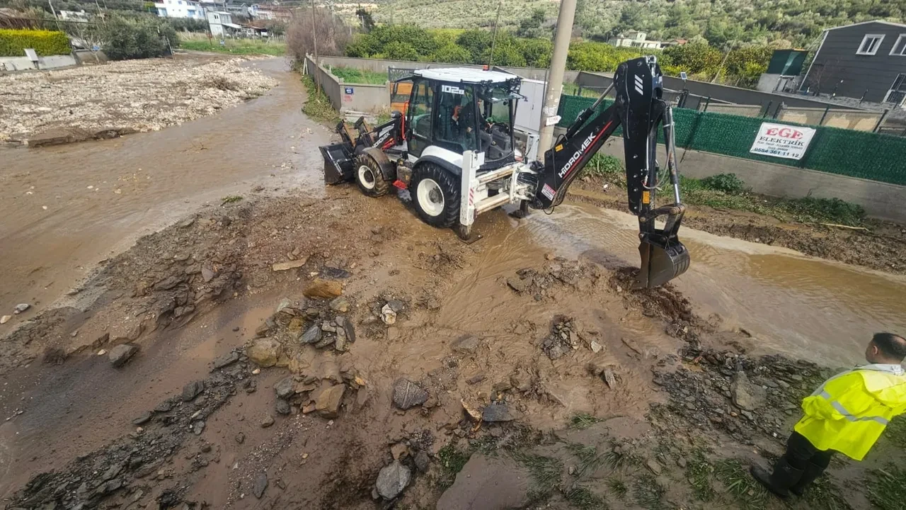 İzmir sağanağa teslim oldu! Cadde ve sokaklar göle döndü