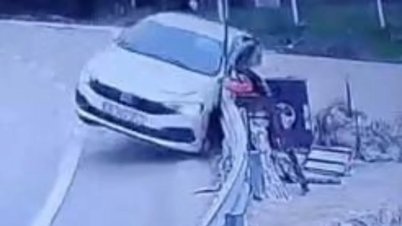 Kontrolden çıkan araç bariyerlere çarptı! Kaza anı kameralarda