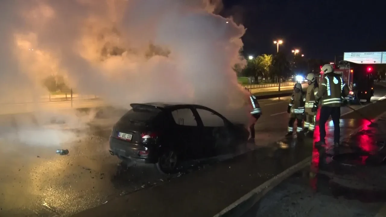 Maltepe'de seyir halindeki otomobil alev topuna döndü! O anlar kamerada