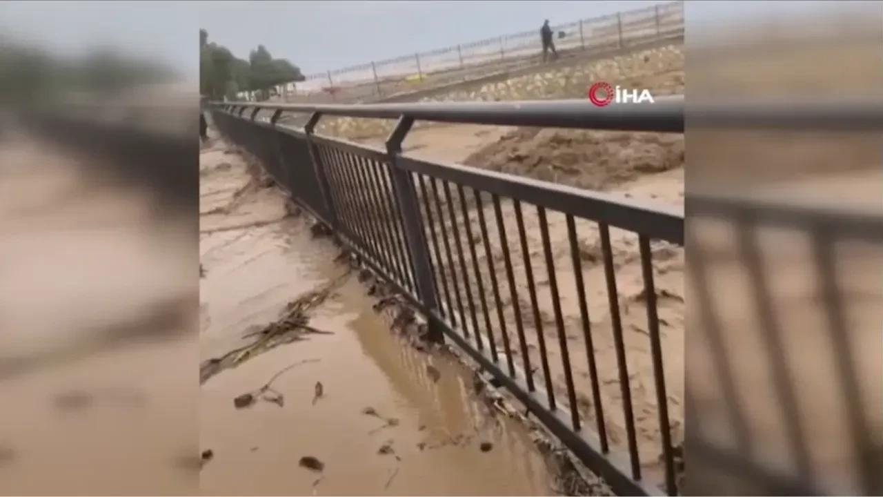 Mersin'de sel felaketi: Caddeler göle döndü, vatandaşlar panikle böyle kaçıştı!