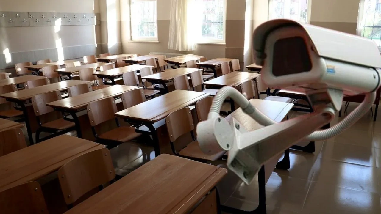 Okul tuvaletlerinde kamera skandalı: Veliler savcılığa koştu