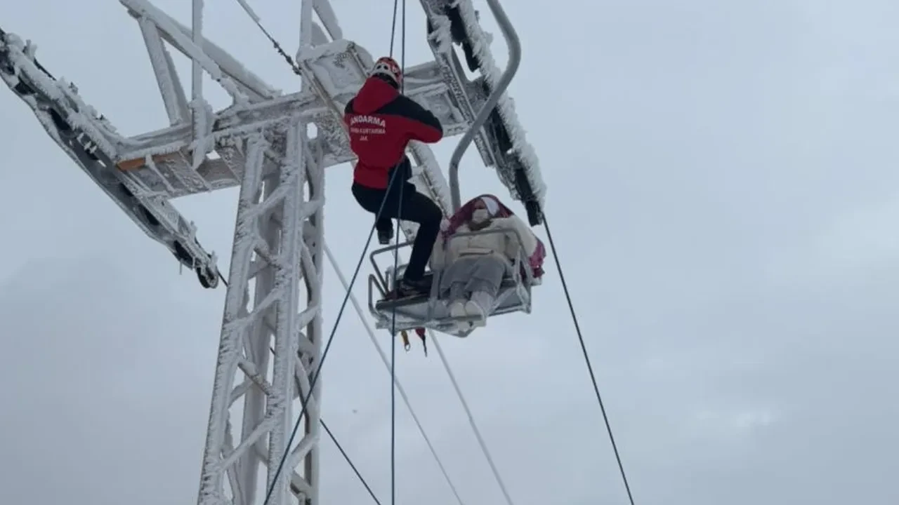 Tatilciler telesiyejde mahsur kaldı! Uludağ'da korkutan anlar