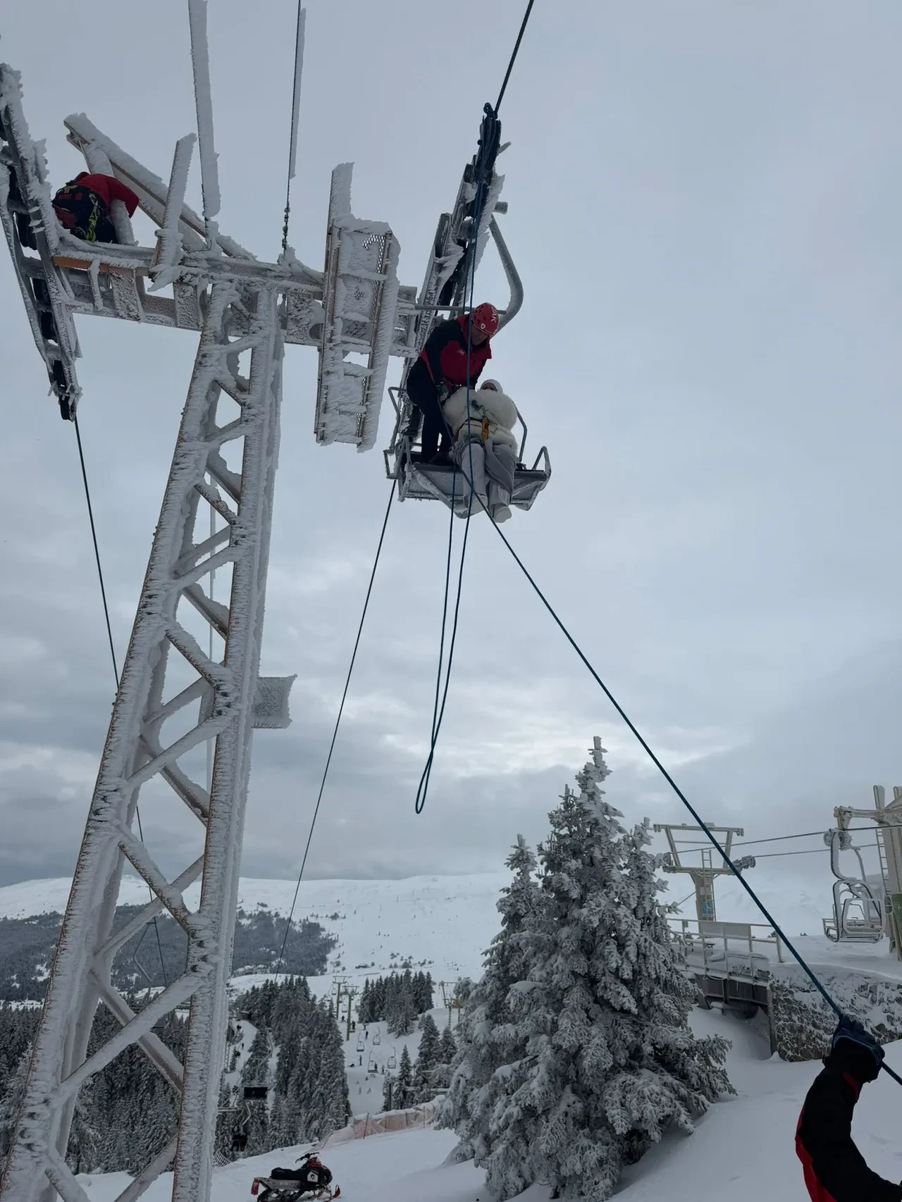 Tatilciler telesiyejde mahsur kaldı! Uludağ'da korkutan anlar