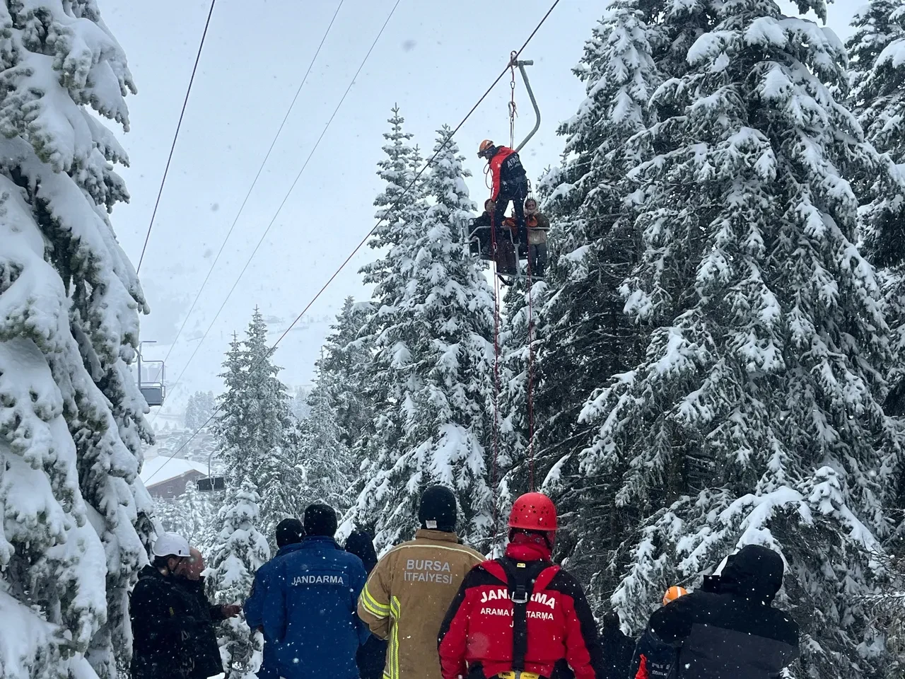 Tatilciler telesiyejde mahsur kaldı! Uludağ'da korkutan anlar