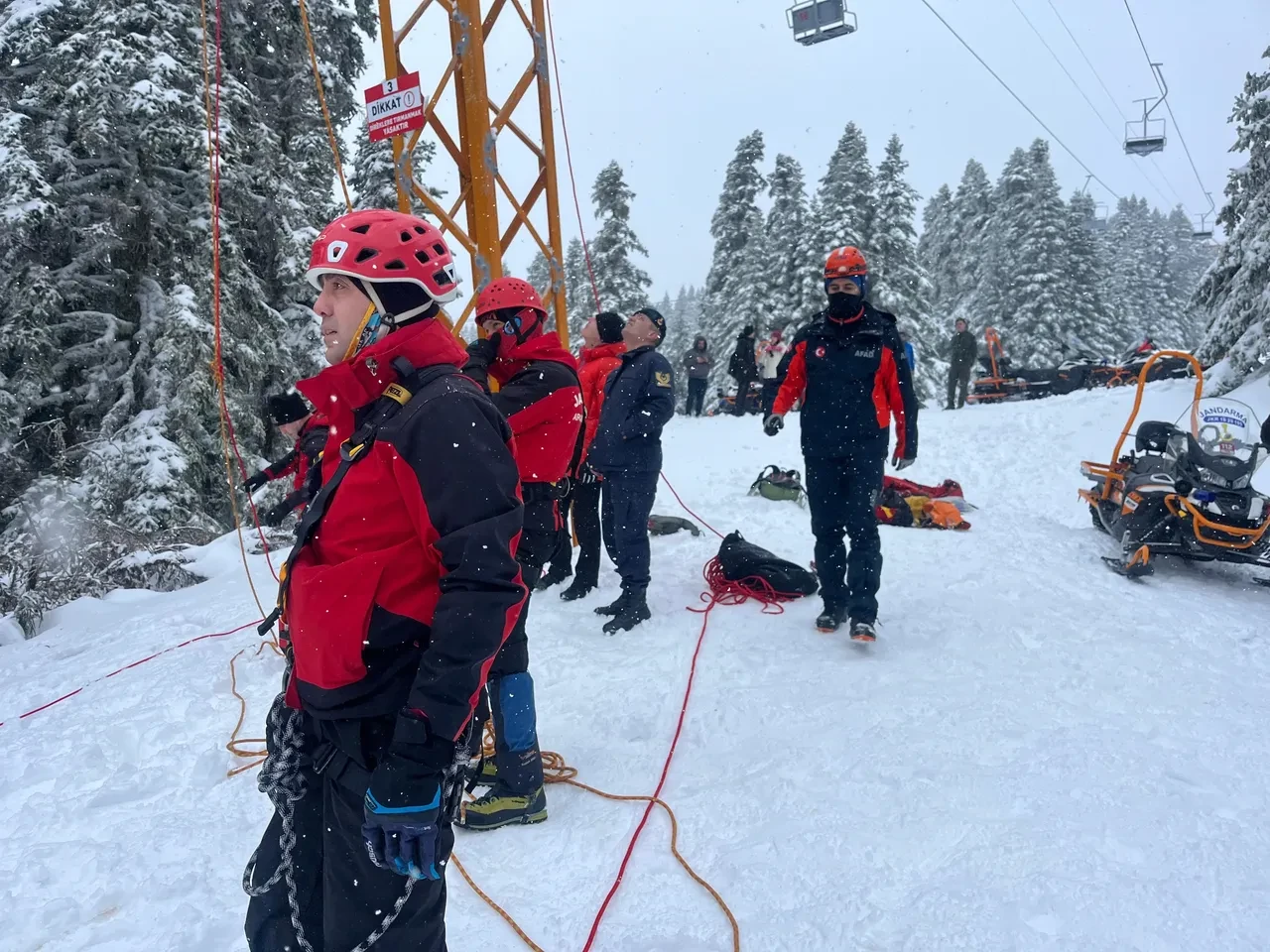 Tatilciler telesiyejde mahsur kaldı! Uludağ'da korkutan anlar