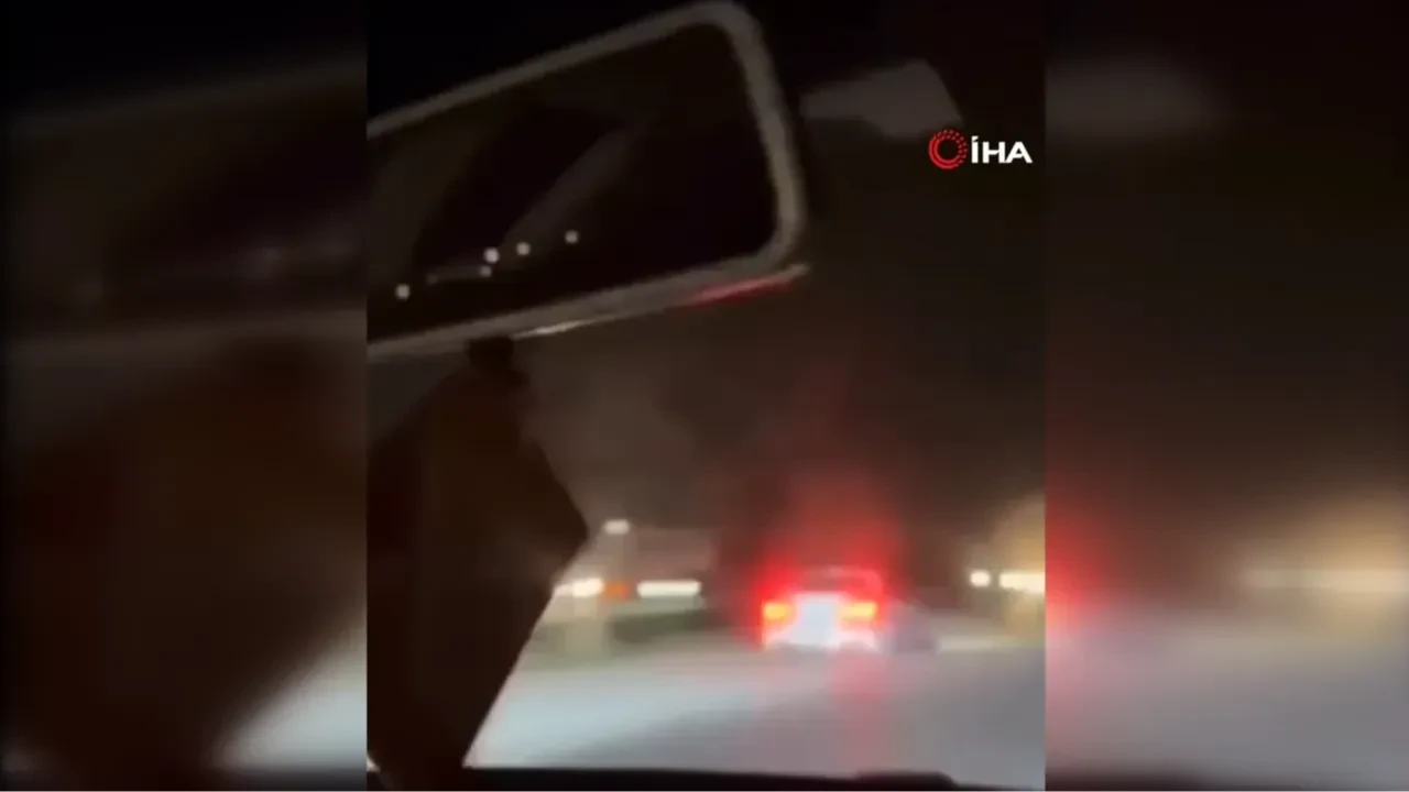 Trafikte tehlikeli anlar kamerada! Makas atarak yarış yapan sürücüler yakayı ele verdi