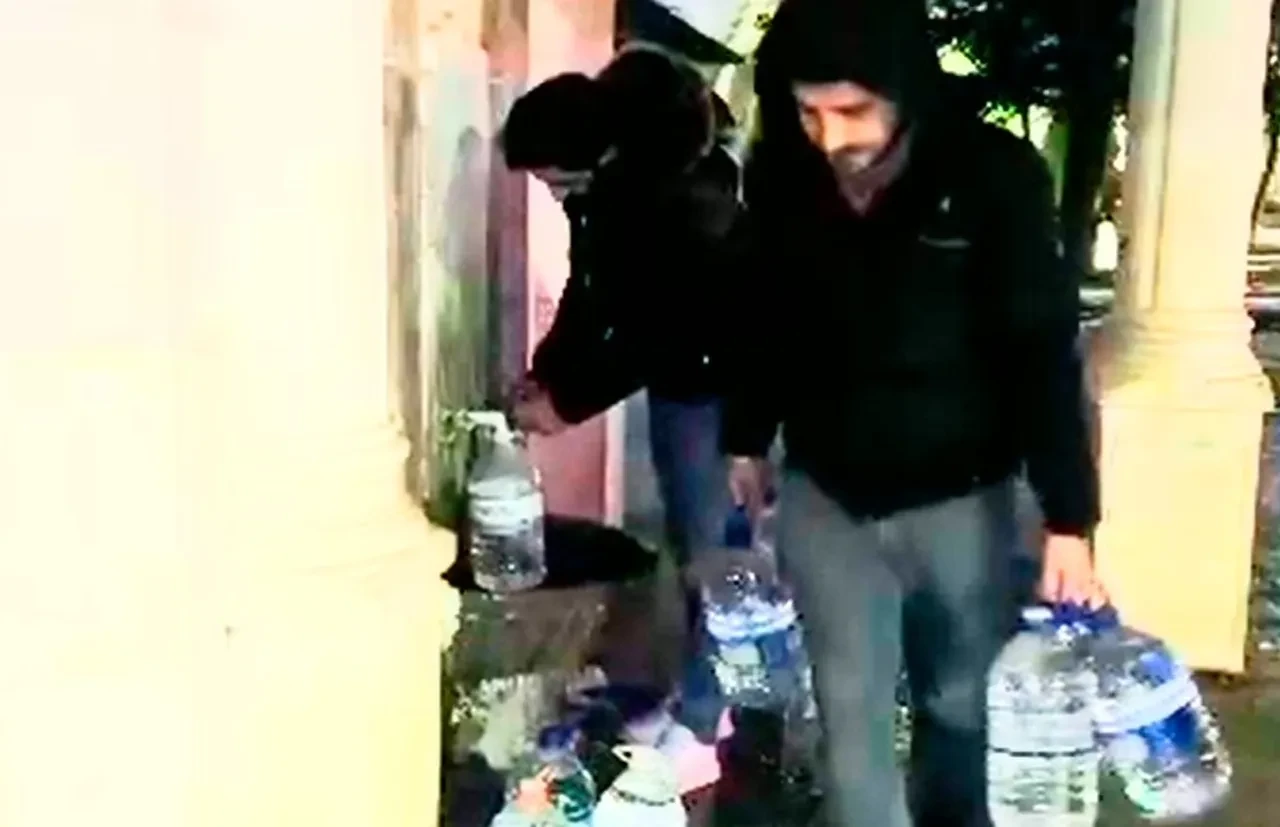 Ankara'daki su kesintileri vatandaşları bezdirdi! Buz gibi havada çeşmelere gidiyorlar