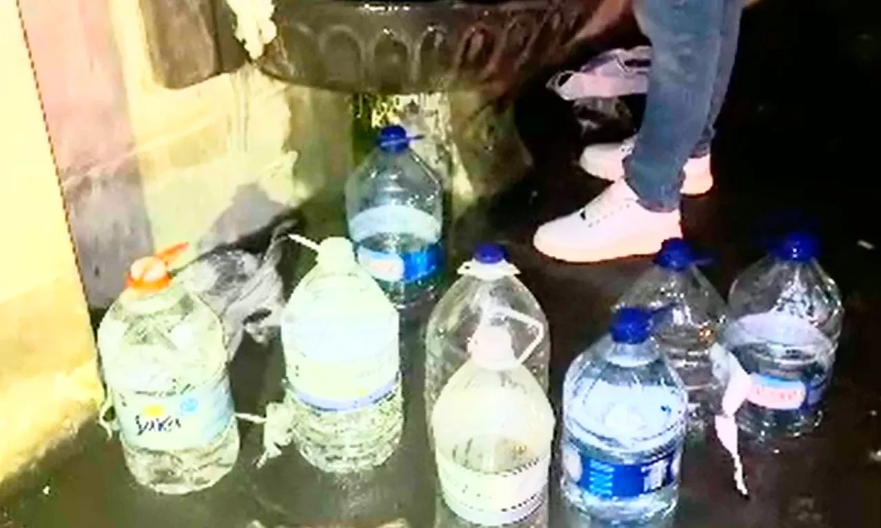 Ankara'daki su kesintileri vatandaşları bezdirdi! Buz gibi havada çeşmelere gidiyorlar