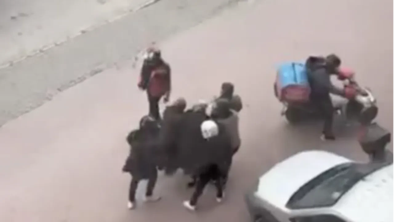 Bursa'da lodosa yakalanan yaşlı kadına 6 kurye siper oldu