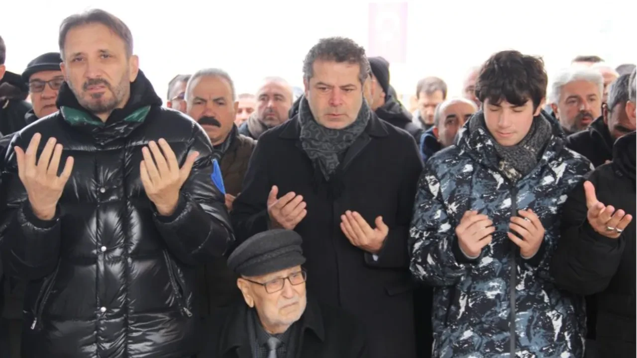 Gazeteci Cüneyt Özdemir’in annesi Çorum’da toprağa verildi