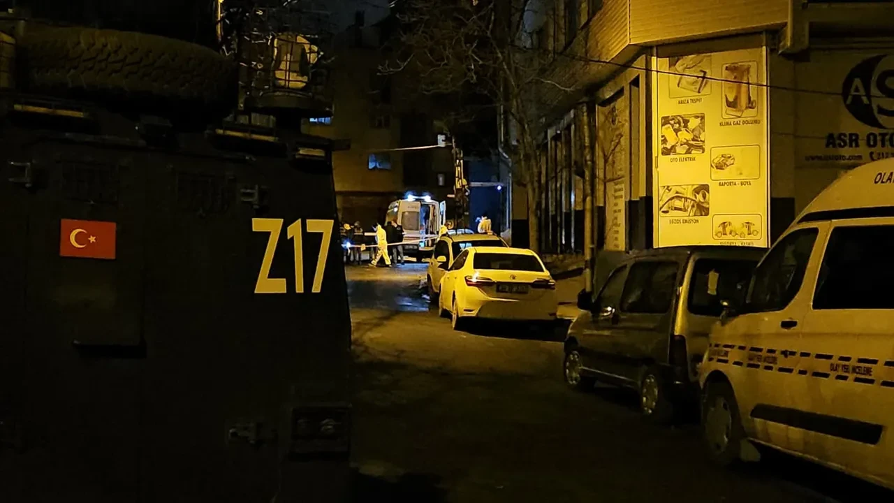 Isınmak için arabaya girdiği araç sonu oldu! Evsiz adam korkunç şekilde can verdi 