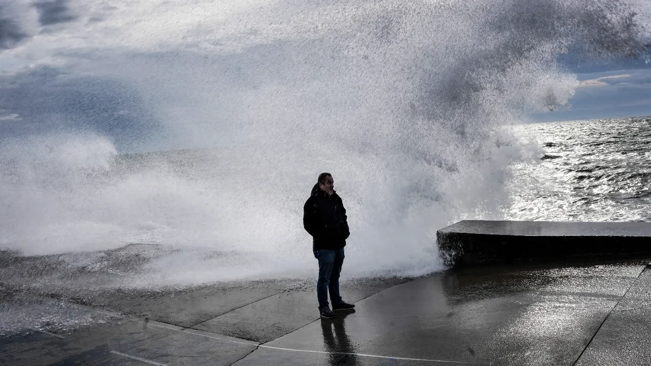 İstanbul'da lodos hayatı felç etti! Vatandaşlar yürümekte dahi zorlandı 