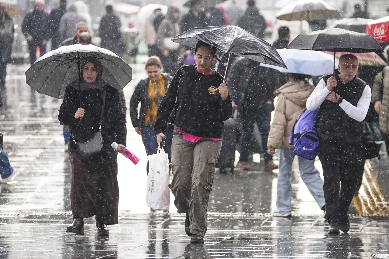 Kar, sağanak ve fırtına... Meteoroloji sarı kodla uyardı: İstanbul dahil 14 ilde alarm!