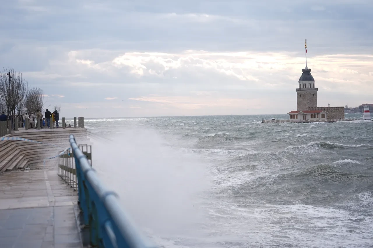 Kar, sağanak ve fırtına... Meteoroloji sarı kodla uyardı: İstanbul dahil 14 ilde alarm!