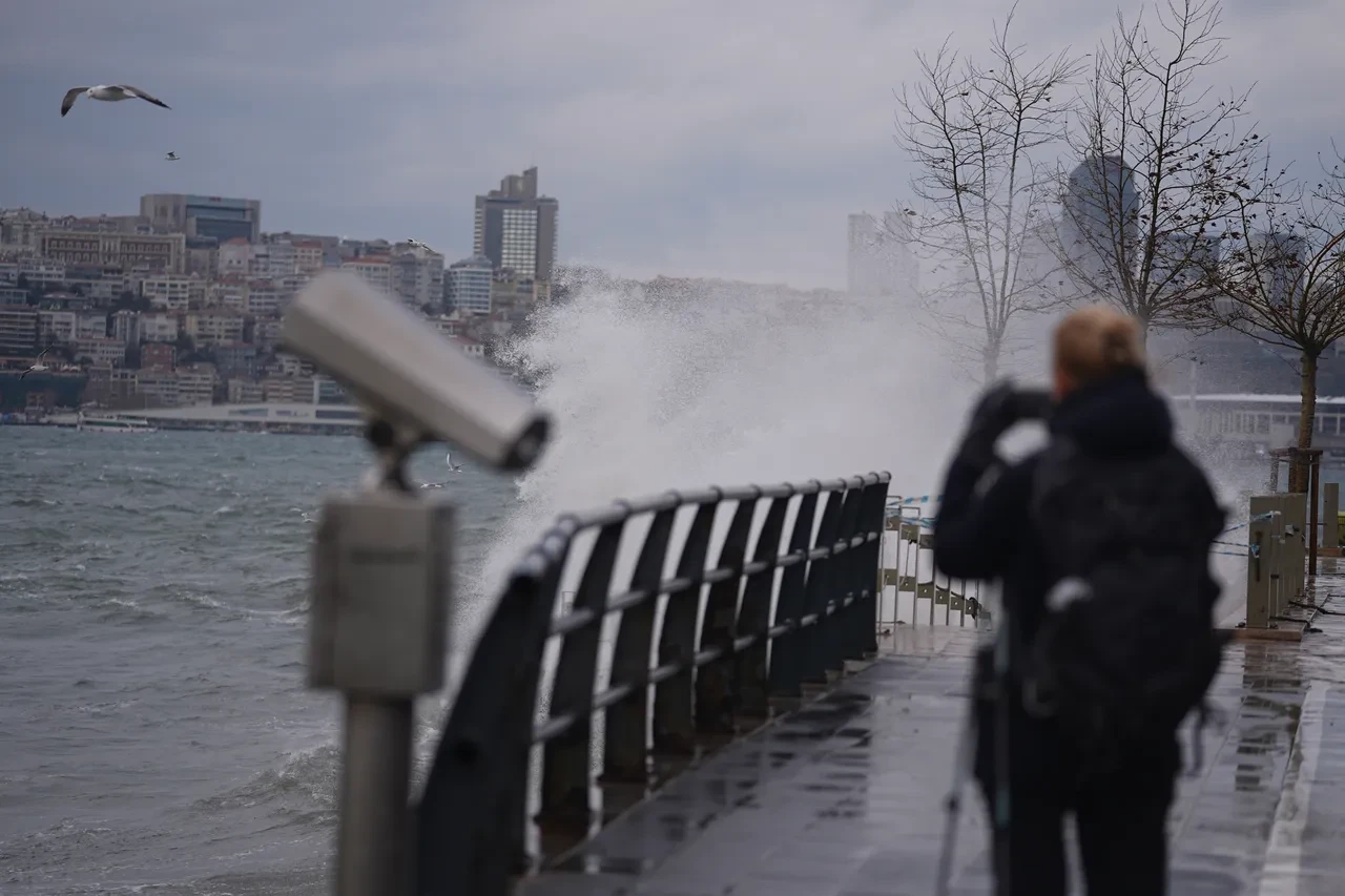 Kar, sağanak ve fırtına... Meteoroloji sarı kodla uyardı: İstanbul dahil 14 ilde alarm!