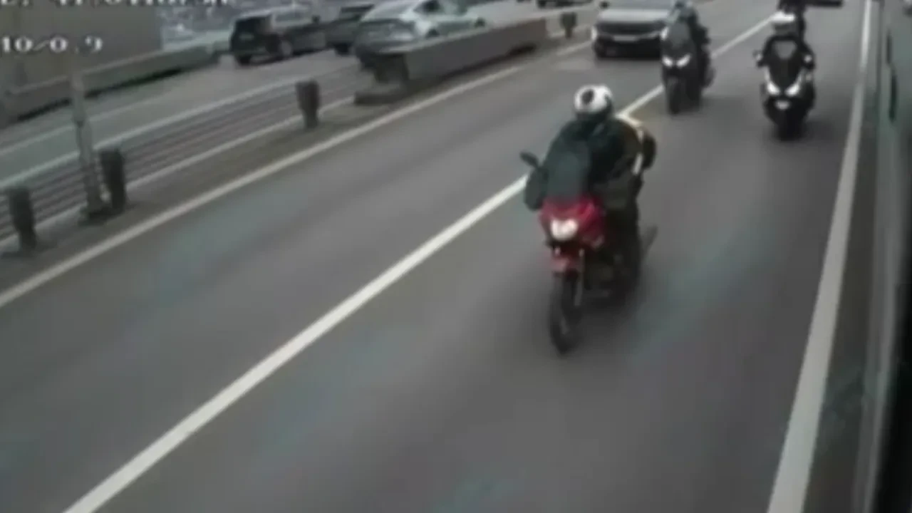 Metrobüsü şiddetli lodosta motosikletlilere kalkan yaptı