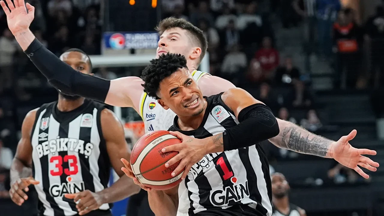 Olay çıkan derbide Fenerbahçe Beko Beşiktaş'ı devirdi.