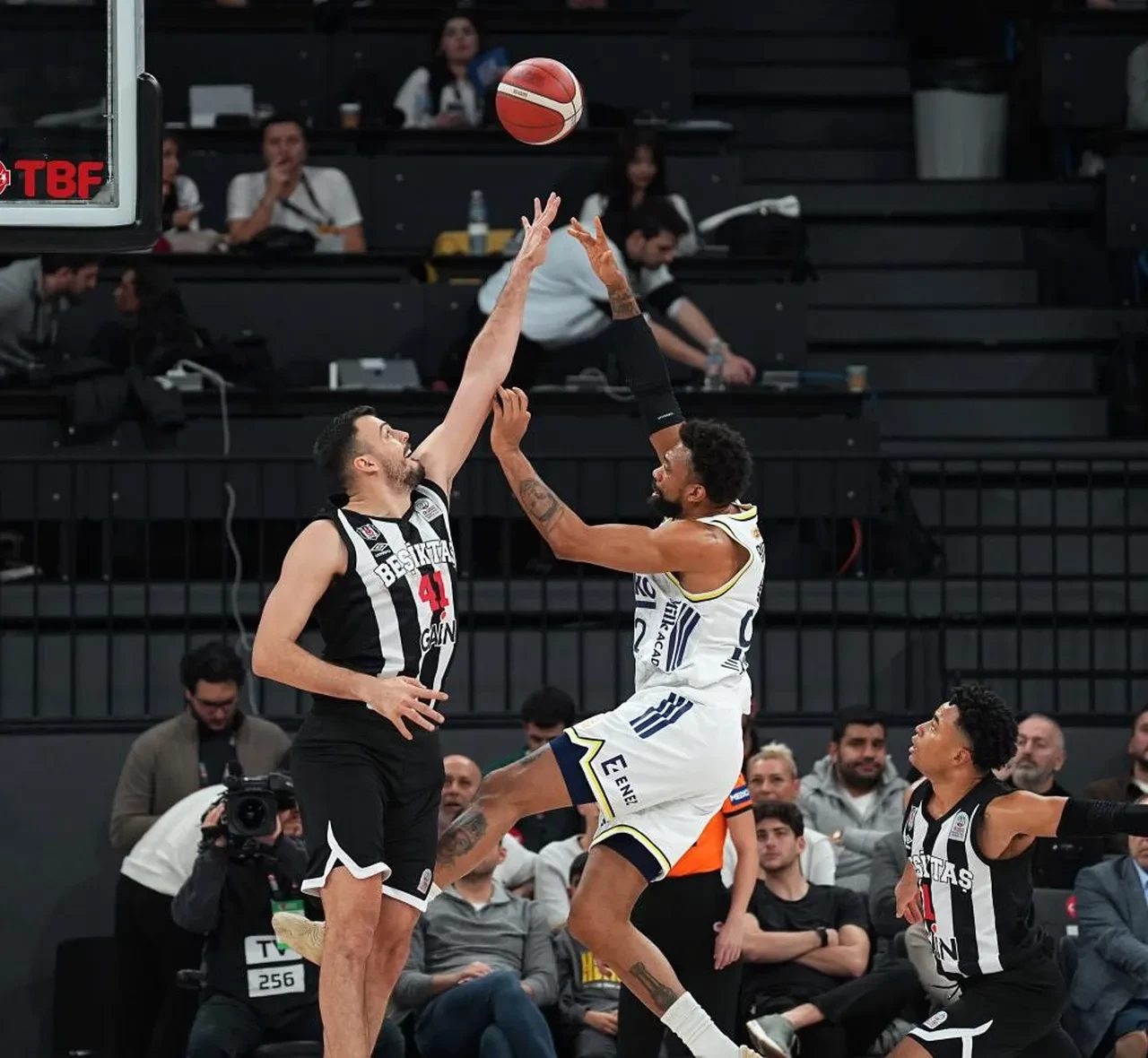 Olay çıkan derbide Fenerbahçe Beko Beşiktaş'ı devirdi.