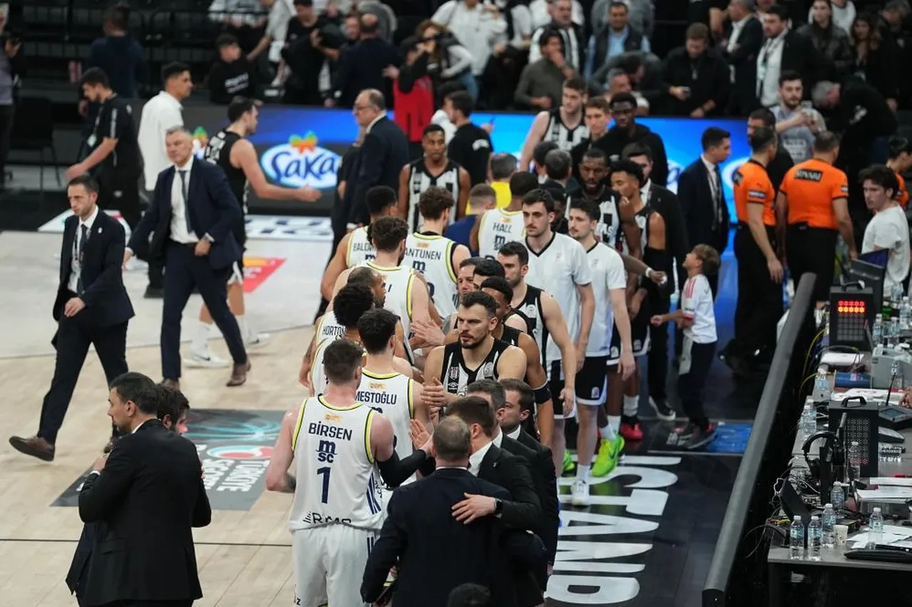 Olay çıkan derbide Fenerbahçe Beko Beşiktaş'ı devirdi.