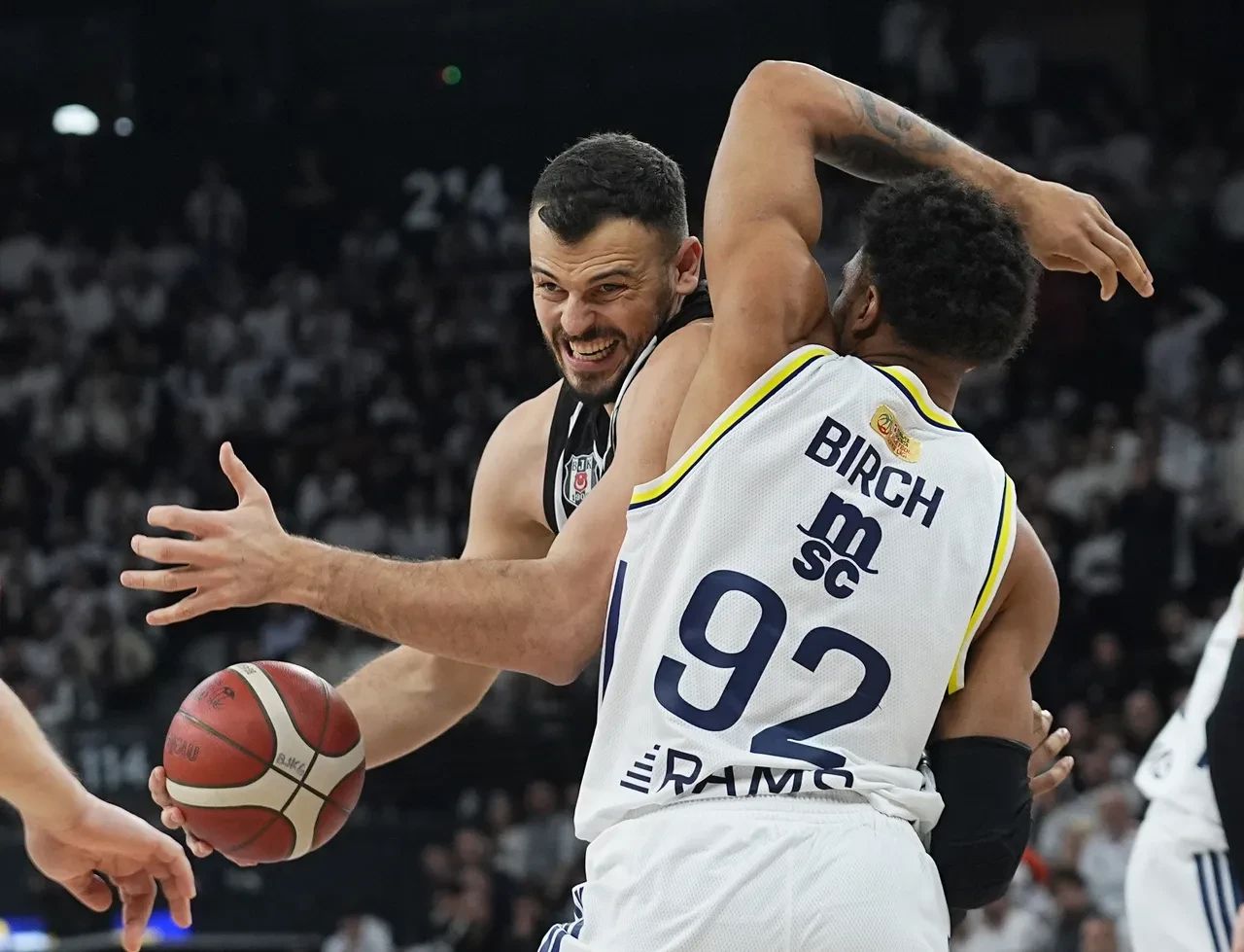 Olay çıkan derbide Fenerbahçe Beko Beşiktaş'ı devirdi.