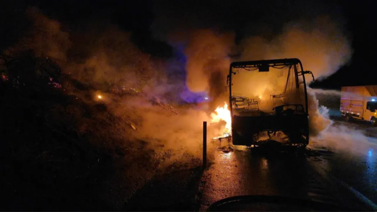 Otoyolda 39 yolcusu olan otobüs alevlere teslim oldu