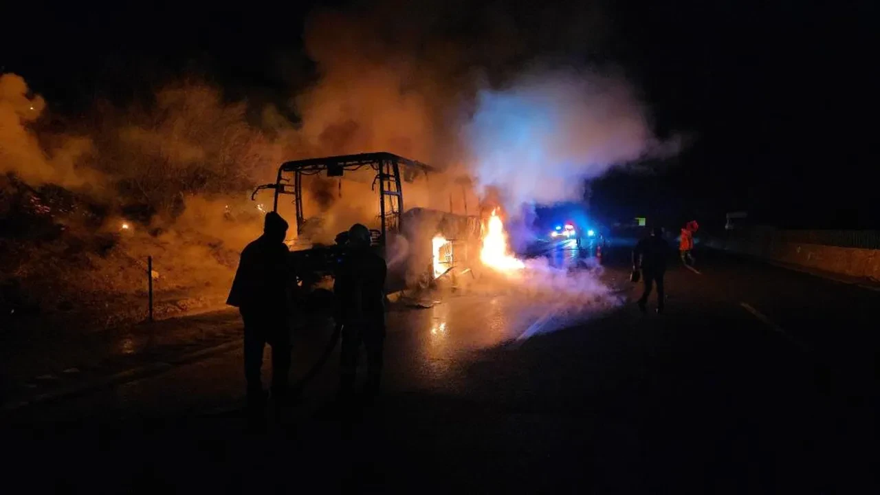 Otoyolda 39 yolcusu olan otobüs alevlere teslim oldu