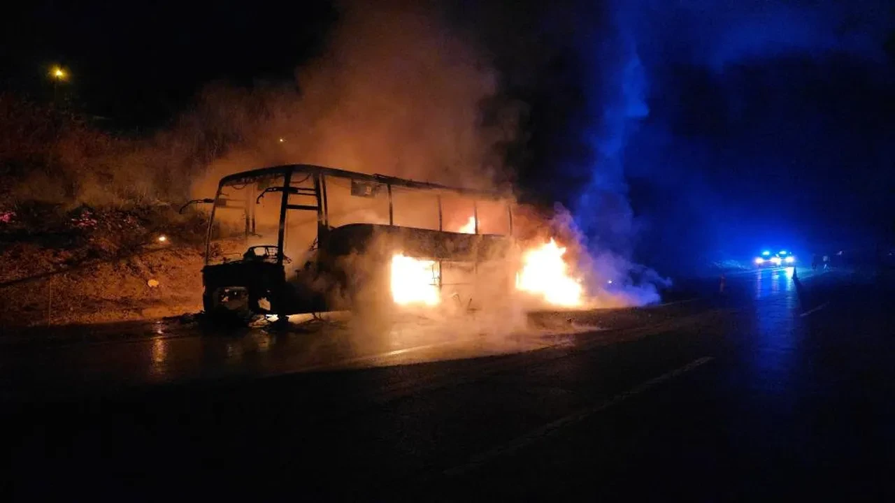 Otoyolda 39 yolcusu olan otobüs alevlere teslim oldu