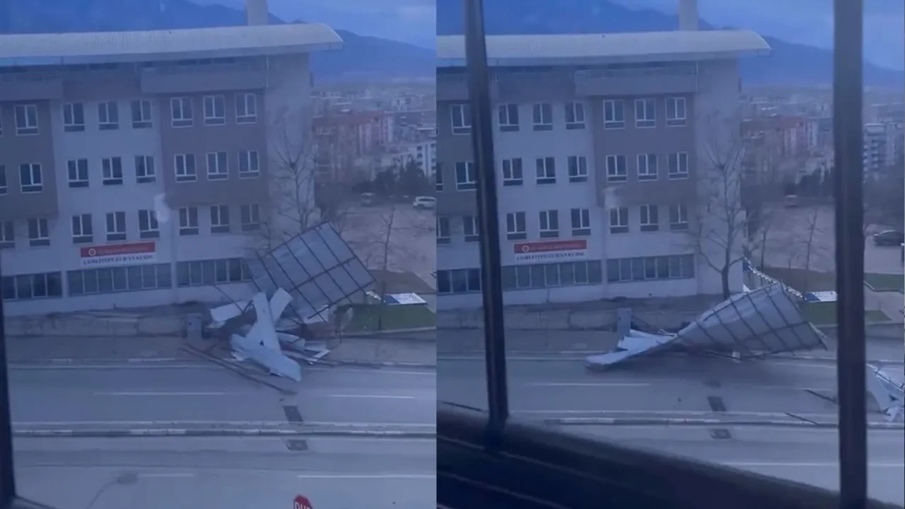 Rüzgârdan uçan cami çatısı yola düştü! Tehlike dolu anlar kamerada