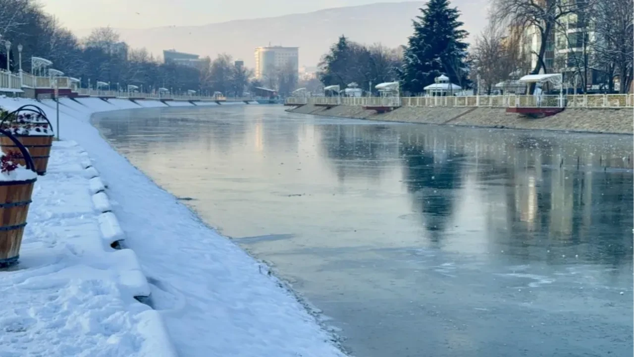 Son yüzyıldır böyle bir şey görülmedi! En soğuk ocak ayı yaşandı, Yeşilırmak'ın yüzeyi dondu