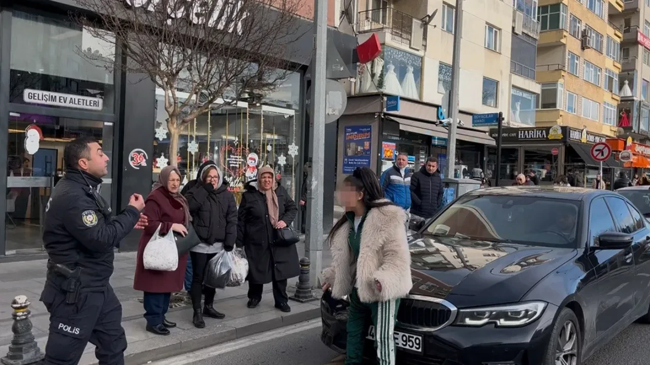 Trafiği birbirine kattı! Araçların önüne atlayan genç kızın o anları kamerada