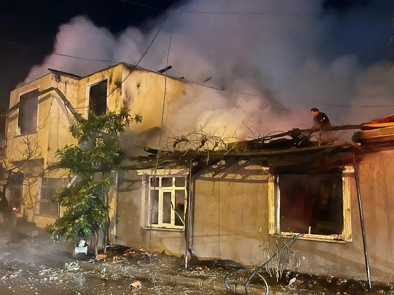 2 ev ve 1 ahır alev alev yandı