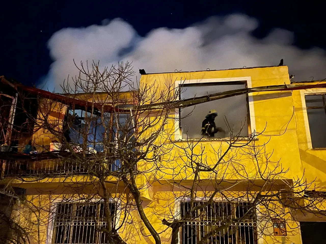 2 ev ve 1 ahır alev alev yandı