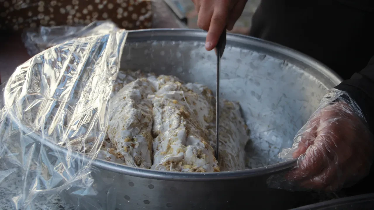 Bu helvayı yiyen kışın üşümüyor! 6 ay bozulmuyor, yapımı 3 gün sürüyor 