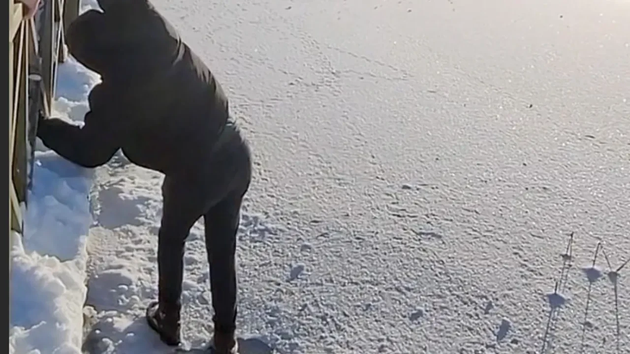 Donmuş gölde buz kırıldı, suya düşmekten son anda böyle kurtuldu 