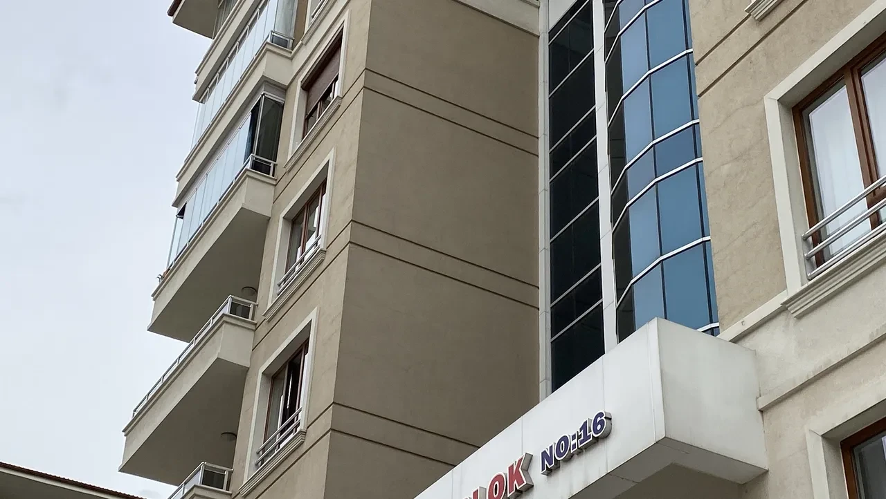 Eşini bıçaklayarak katletti! Kendini ihbar edip başında bekledi: 'Keşke ben ölseydim'