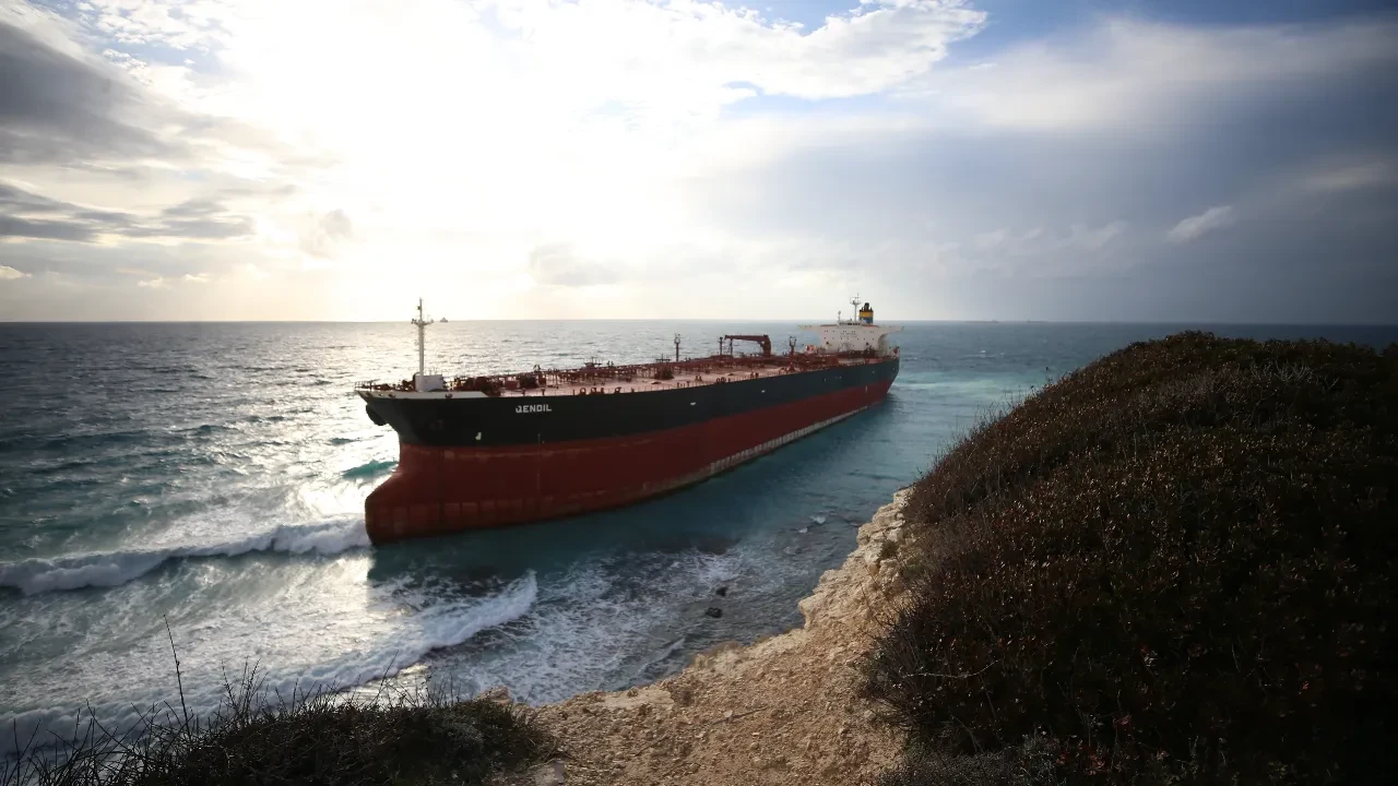 Fırtınada korkutan anlar! Ham petrol tankeri karaya oturdu