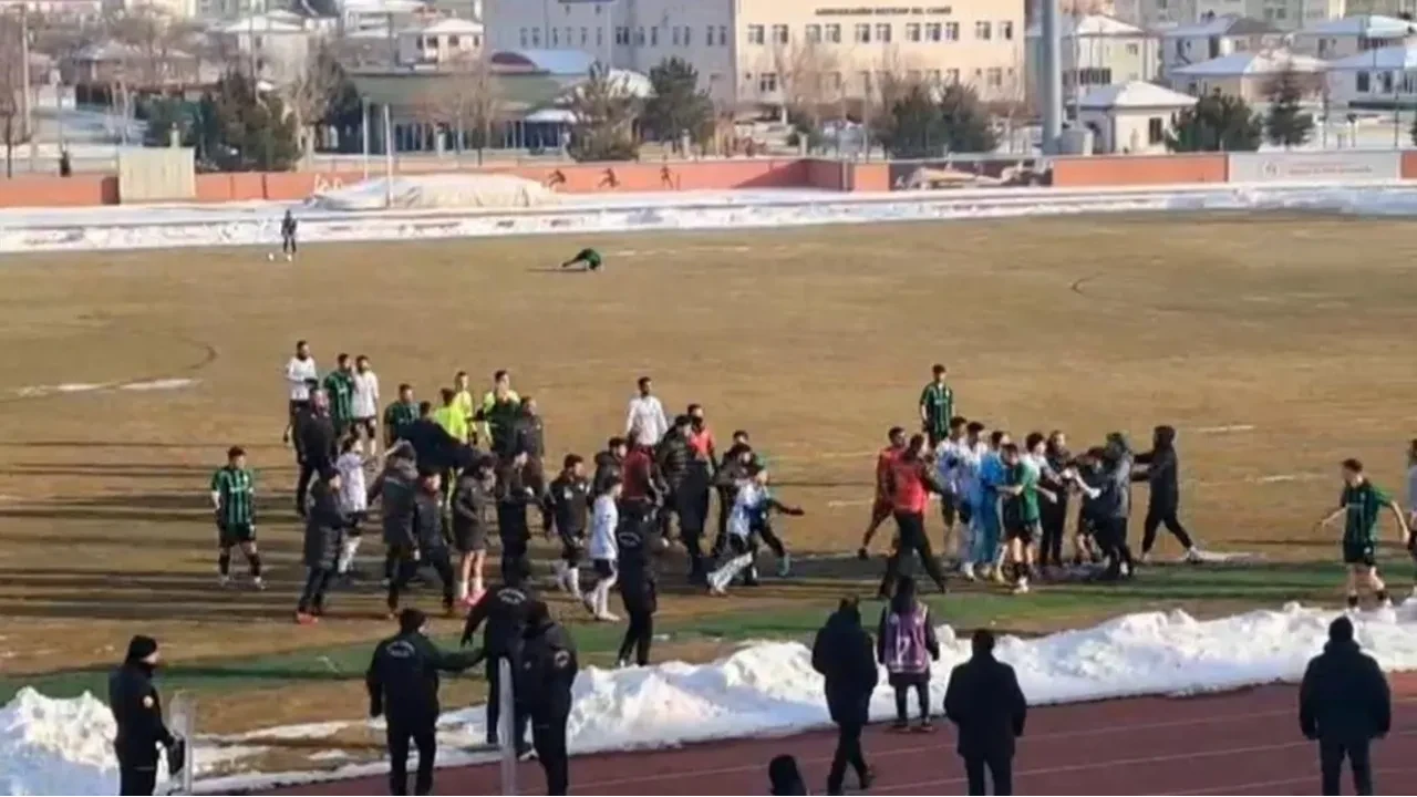 Futbol sahası bir anda boks ringine döndü!