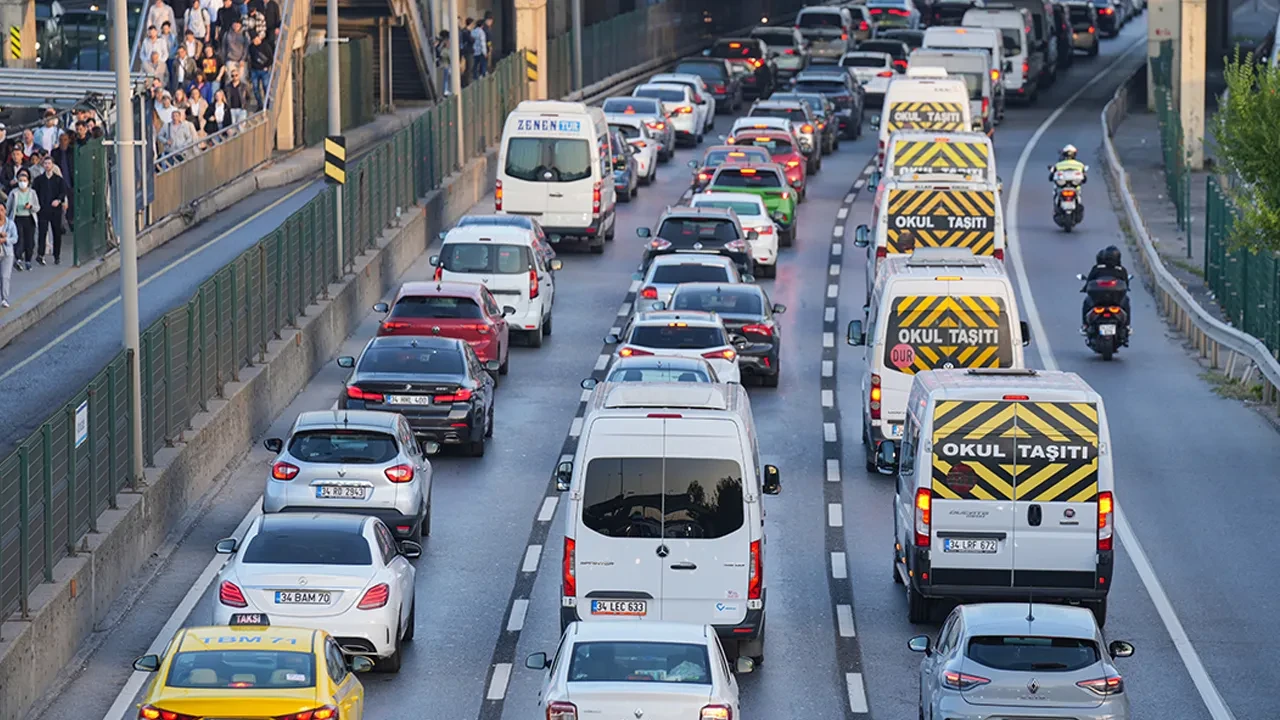 İstanbul'da haftanın ilk gününde trafik kilit