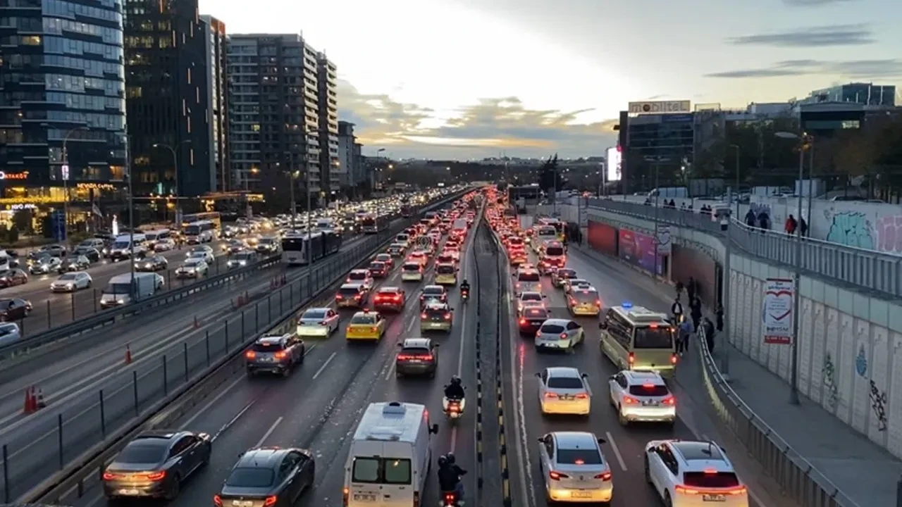 İstanbul'da haftanın ilk gününde trafik kilit