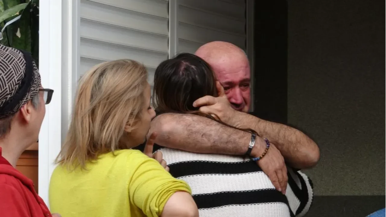 İtfaiyenin müdahalesini gözyaşları içinde izlediler!  Genç kızı anne ve babası teselli etti