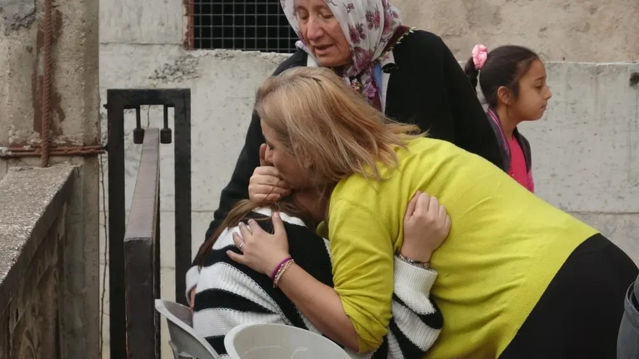 İtfaiyenin müdahalesini gözyaşları içinde izlediler!  Genç kızı anne ve babası teselli etti