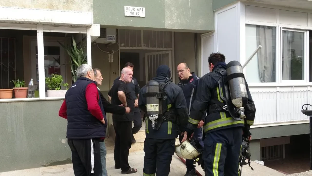 İtfaiyenin müdahalesini gözyaşları içinde izlediler!  Genç kızı anne ve babası teselli etti