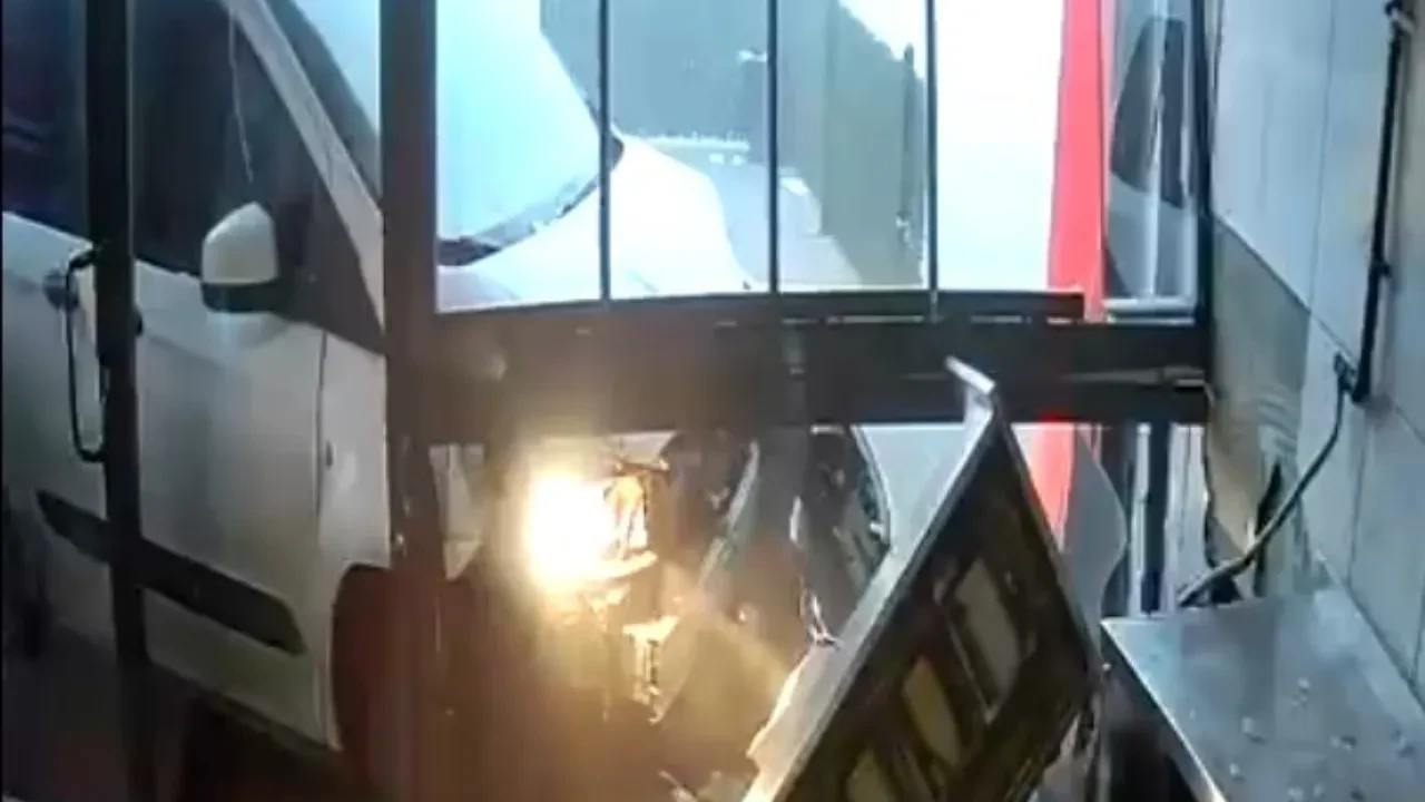 Lavaş getirdiği dönerciye aracıyla daldı! Dükkan savaş alanına döndü: O anlar kamerada 