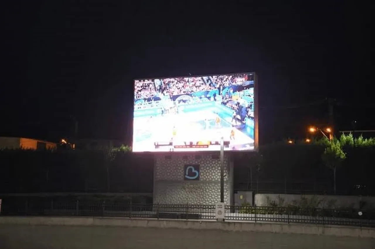 Lodos belediyenin dev ekranını yerle bir etti
