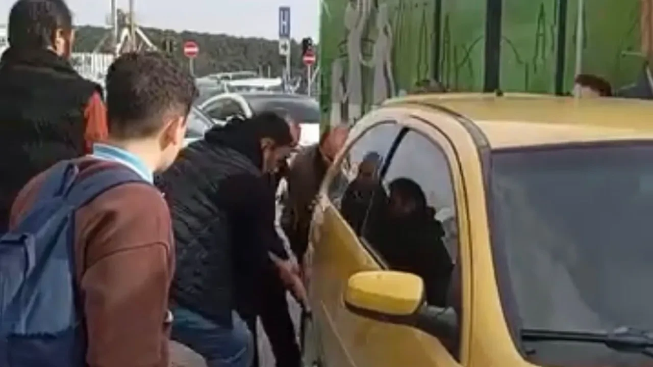 Otobüse yol vermek için aracı elleriyle kaldırdılar! Şoke eden anlar kamerada 