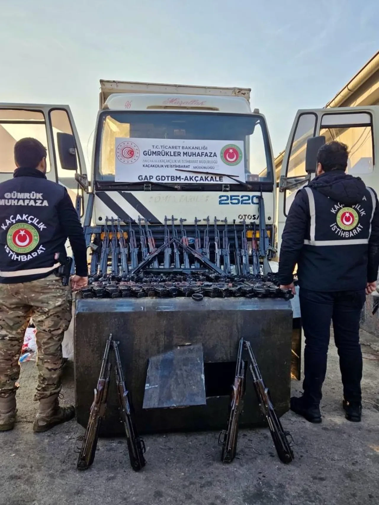 Suriye'den Türkiye'ye silah kaçakçılığı! Akçakale'de kamyonun içinde bulundu