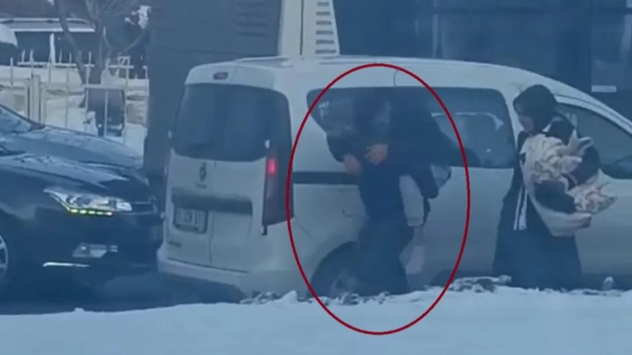 Trafik tıkanınca hastasını sırtında taşıdı!