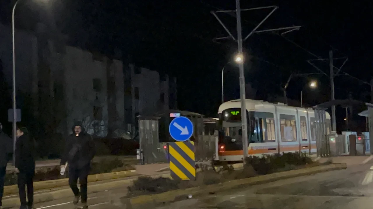 Tramvaydan inen yayalara çarpıp kaçtı! Çok sayıda can kaybı var