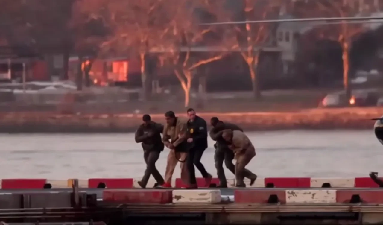 Venezuela devrik lideri Maduro ve eşi Cilia Flores mahkeme binasına böyle götürüldü