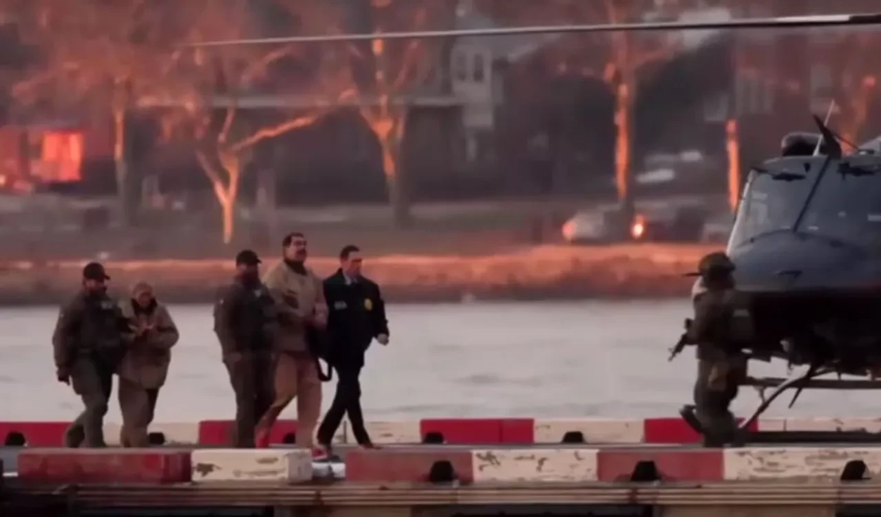 Venezuela devrik lideri Maduro ve eşi Cilia Flores mahkeme binasına böyle götürüldü